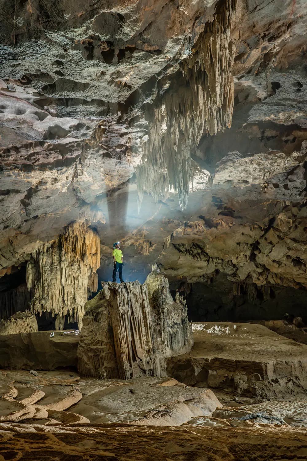 Tour Hang Nước Nứt Phong Nha 2026 – Trekking Hang Đẹp Nhất 1 Ngày